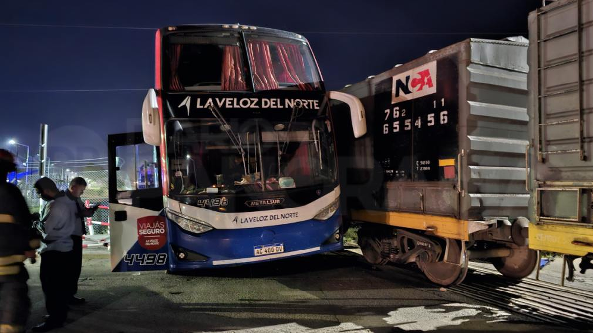 Violento Choque Entre Colectivo Y Tren De Carga Deja Tres Heridos