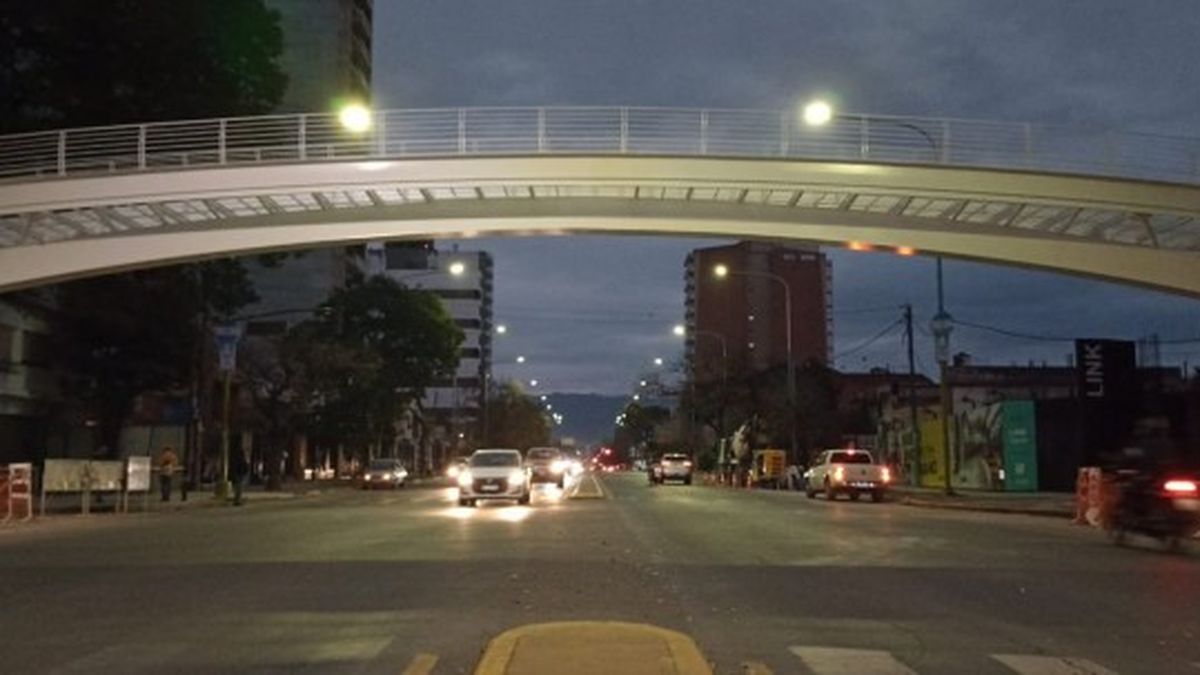 Se Emplaz El Viaducto Del Puente Peatonal De La Mate De Luna