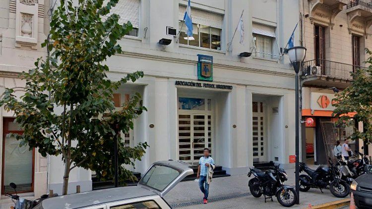 La AFA dio marcha atrás y resolvió poner en pausa la pelota. 