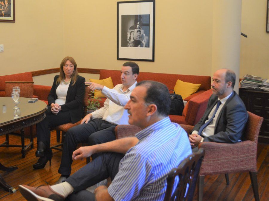 Participaron de la reunión el directorio del ERSEPT integrado por Santiago Yanotti, Luis Morghenstein y Beatriz Bordinaro, los ministros Juan Luis Fernández y Claudio Maley.