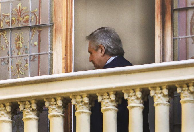 El presidente Alberto Fernandez saliendo de la reunion interministerial donde se analizó la situación del coronavirus en Argentina (Imagen de archivo).