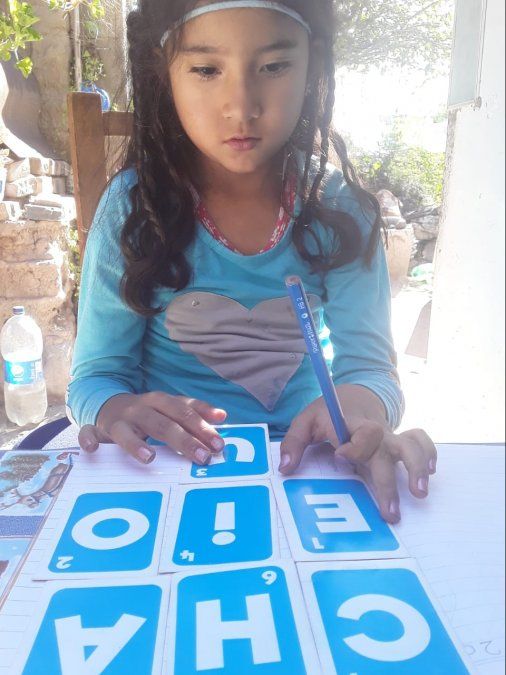 En Amaicha del Valle, una maestra da clases a través de la radio.