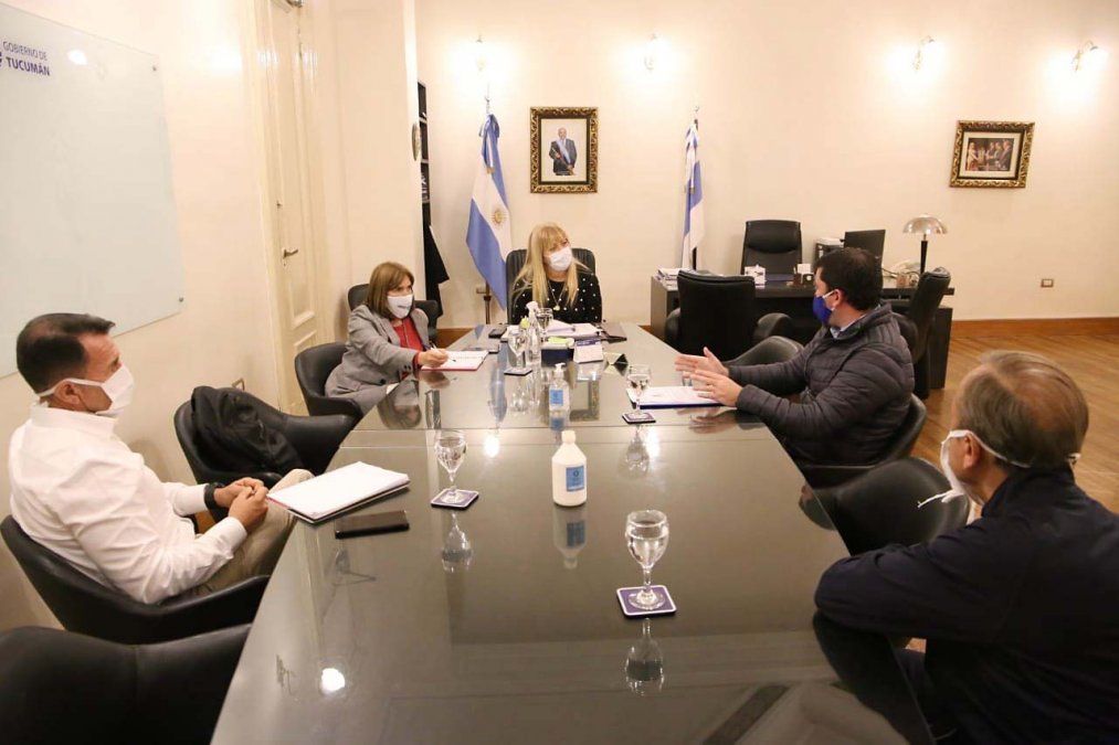 Chahla se reunión con representantes de gimnasios. 