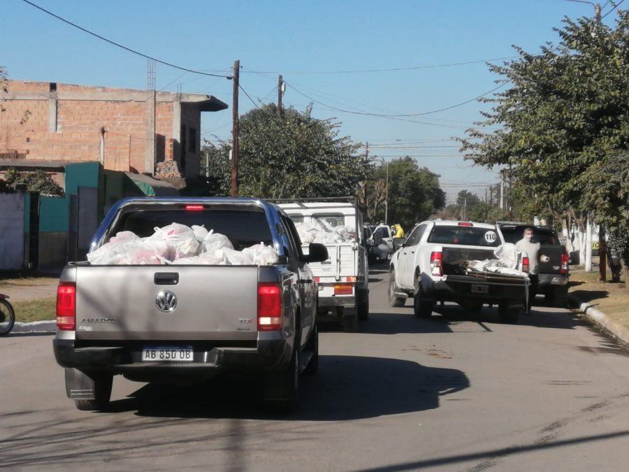 Coronavirus en Lastenia: entregaron bolsones con alimentos y materiales a los vecinos aislados.