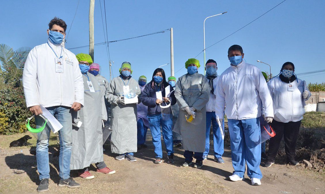 Personal sanitario realiza tareas de prevenci&oacute;n en los barrios. Foto MSPT