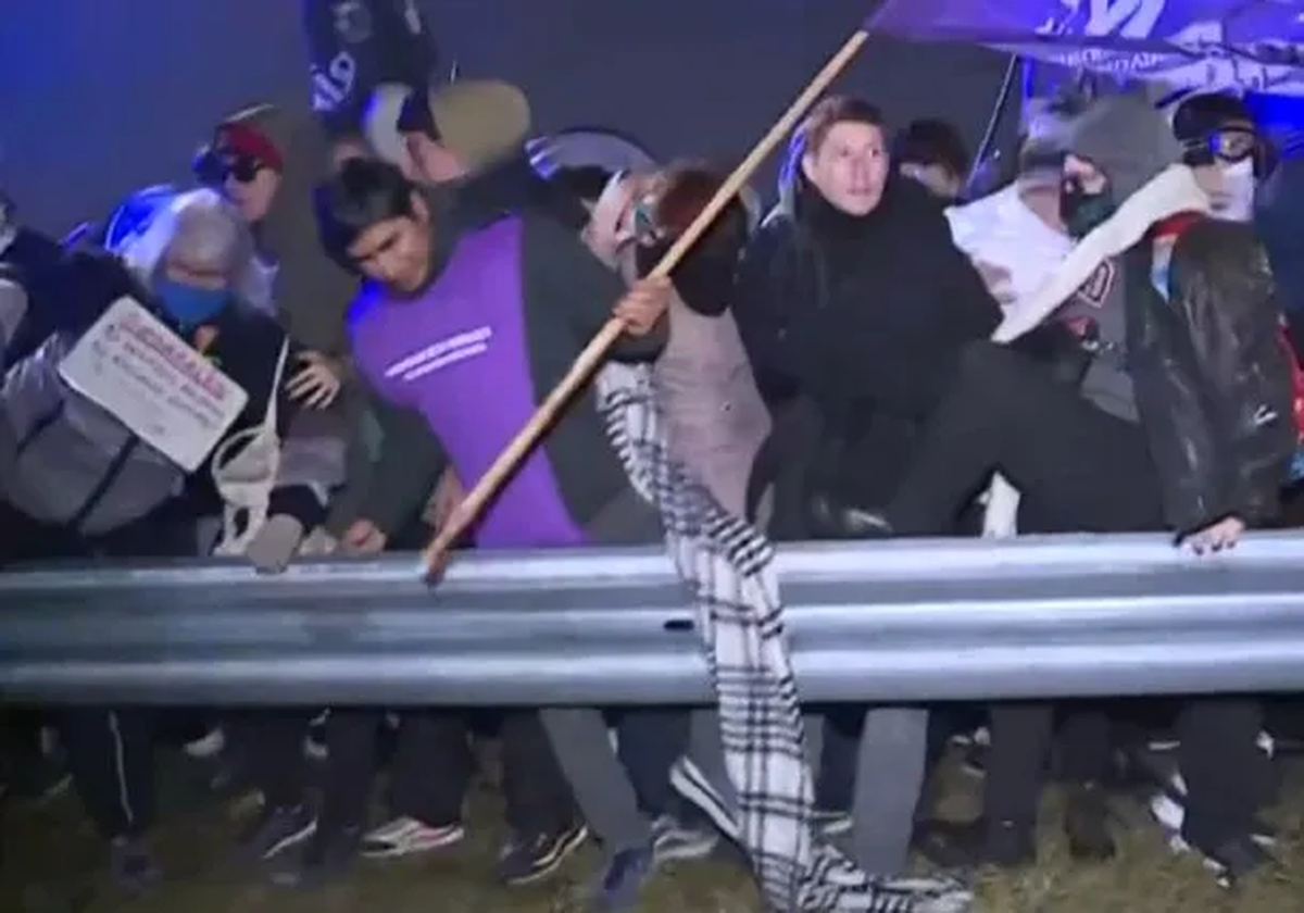 Represión a trabajadores de una empresa en Panamericana: hay heridos