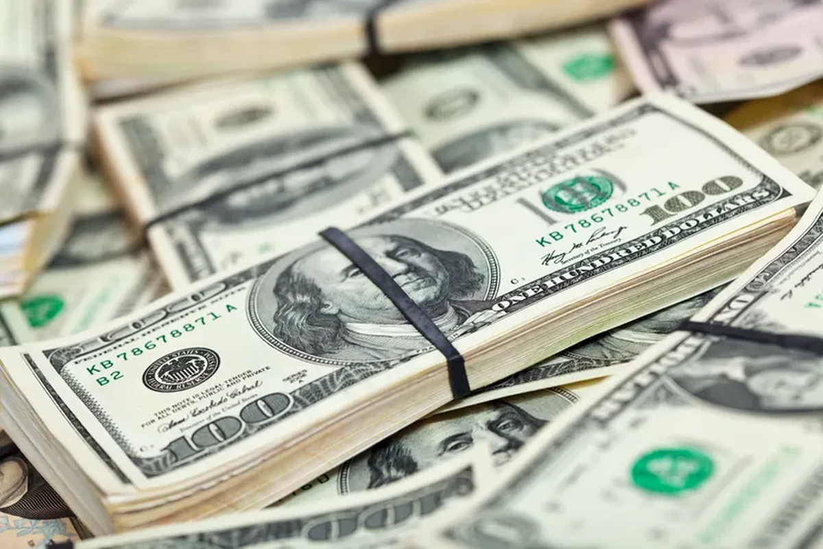 El dólar oficial mantuvo su ascenso en el cierre del viernes