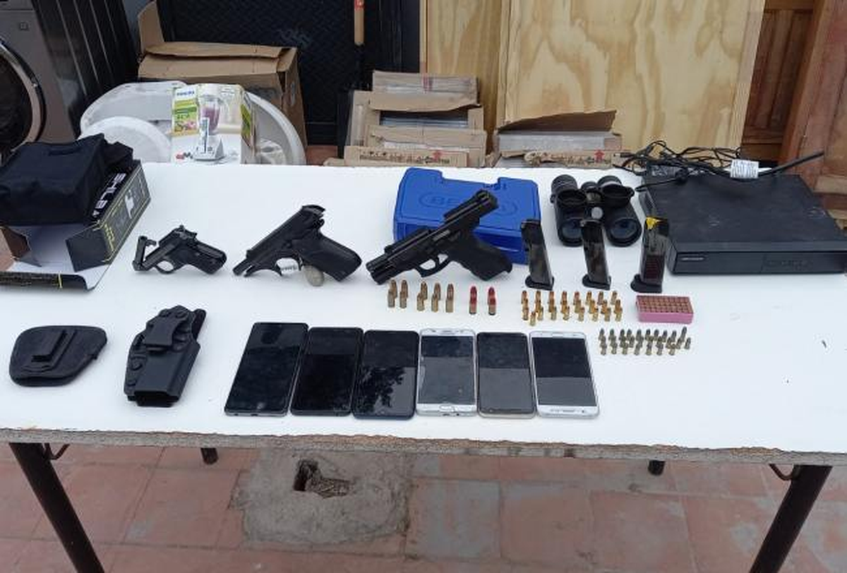 Dos detenidos y el secuestro de armas de fuego y elementos vinculados a la causa por un robo.
