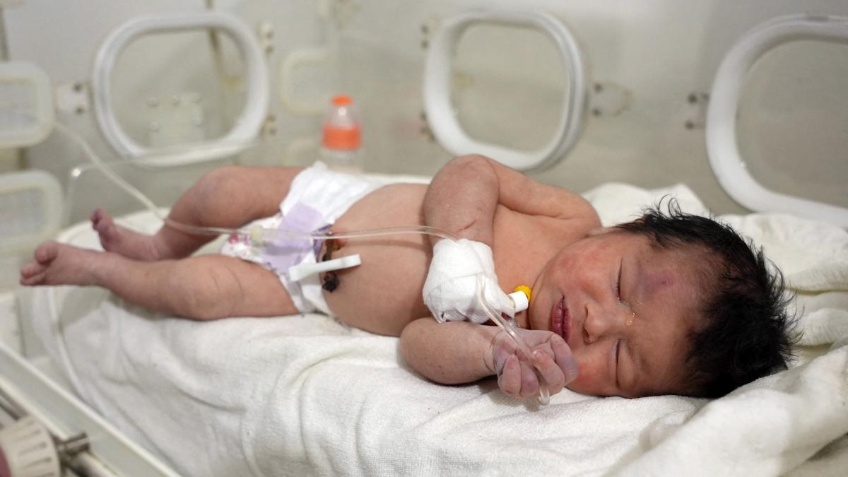 Turquía: rescatan entre los escombros a una bebé recién nacida
