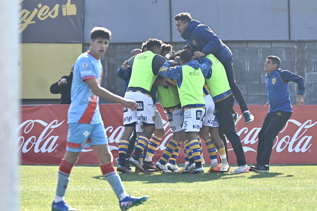 Atlanta goleó a Arsenal y se afianza como líder de la Zona A