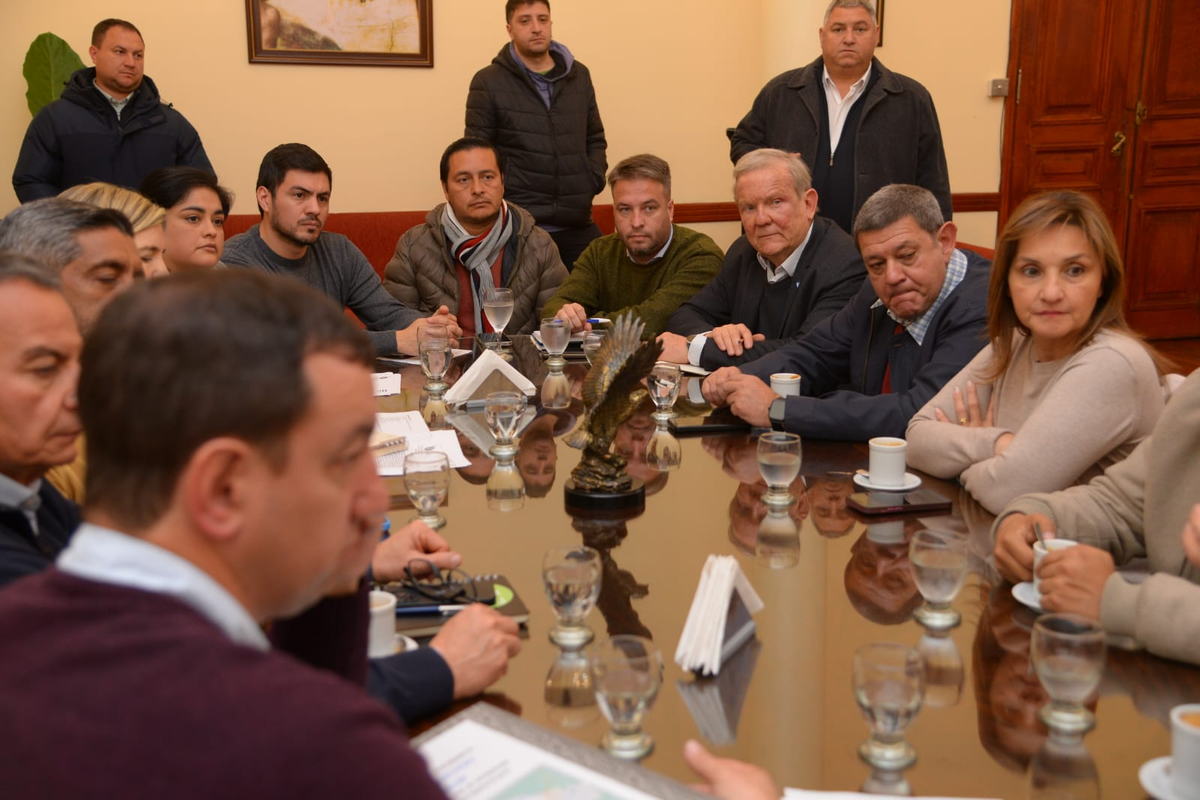 Autoridades provinciales coordinan obras para el encauzamiento y mejora del Río Salí. (Foto: Comunicación Tucumán) 