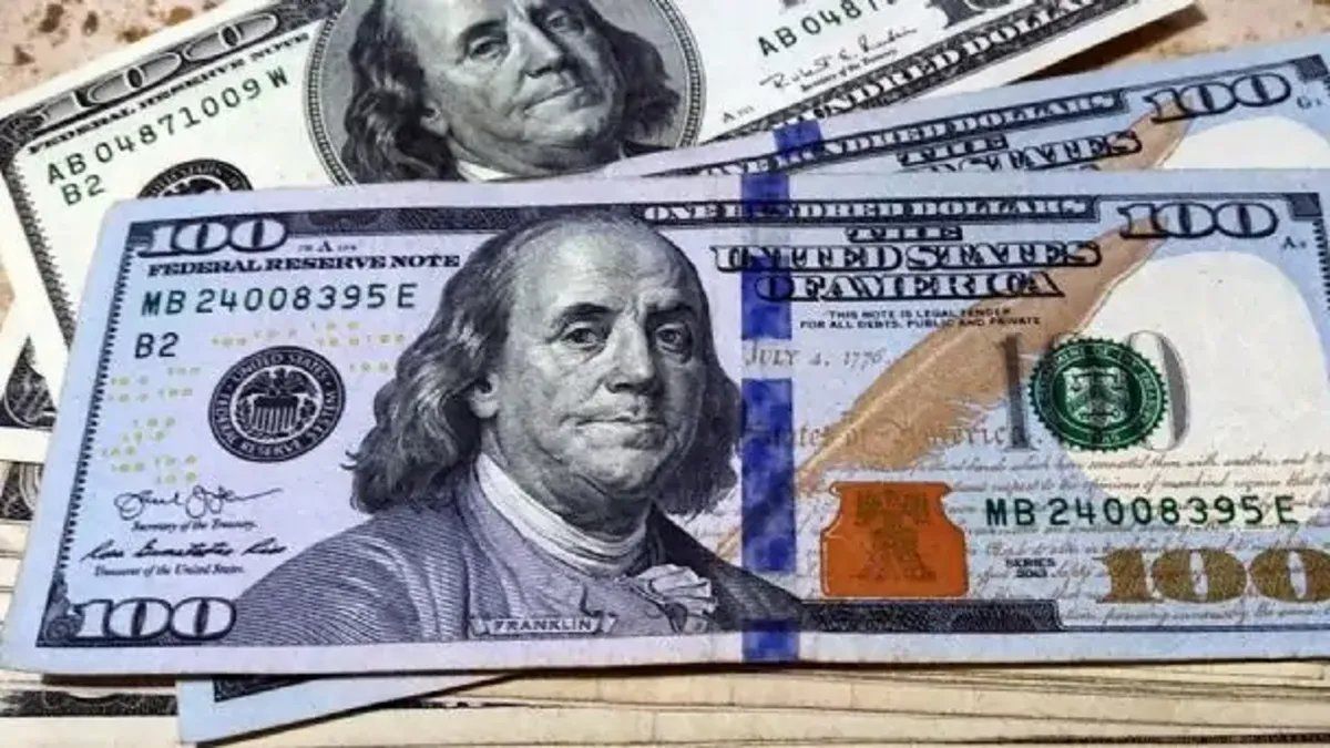 El dólar blue cerró este lunes con una suba de dos pesos