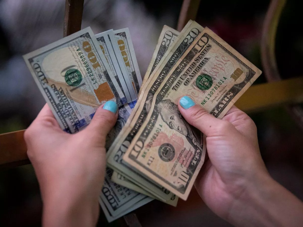 El dólar blue alcanza los $221 y se acerca a su récord histórico