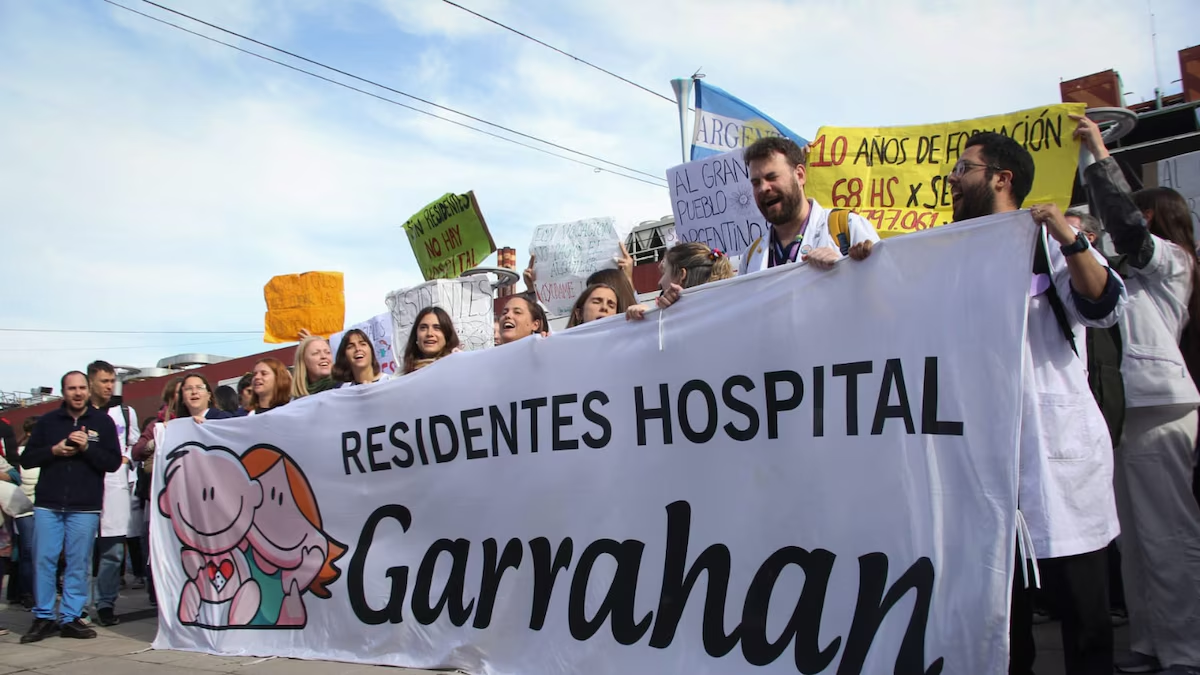 Los médicos recahazaron el aumento unilateral en el Hospital Garrahan y continúan el plan de lucha. Foto: Infobae