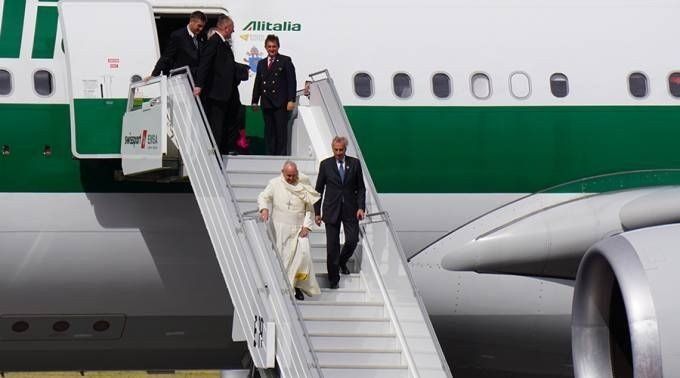 Un láser verde puso en alerta al vuelo que trasladó al Papa a México