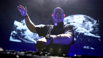 El cura DJ homenajeó al Papa Francisco en Plaza de Mayo