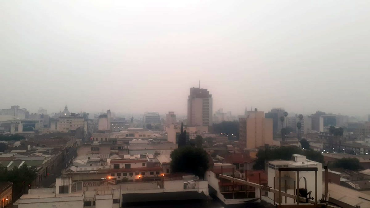 Jujuy invadido por el humo de los incendios forestales en Salta
