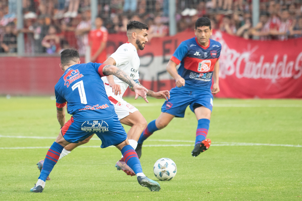 Maniolo Dening, de penal, anotó para el Santo que por ahora es puntero de su zona.