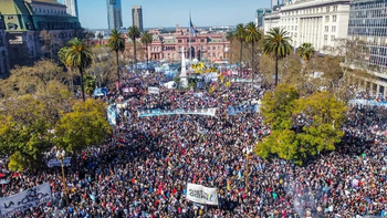 Masiva marcha en Plaza de Mayo en defensa de las universidades