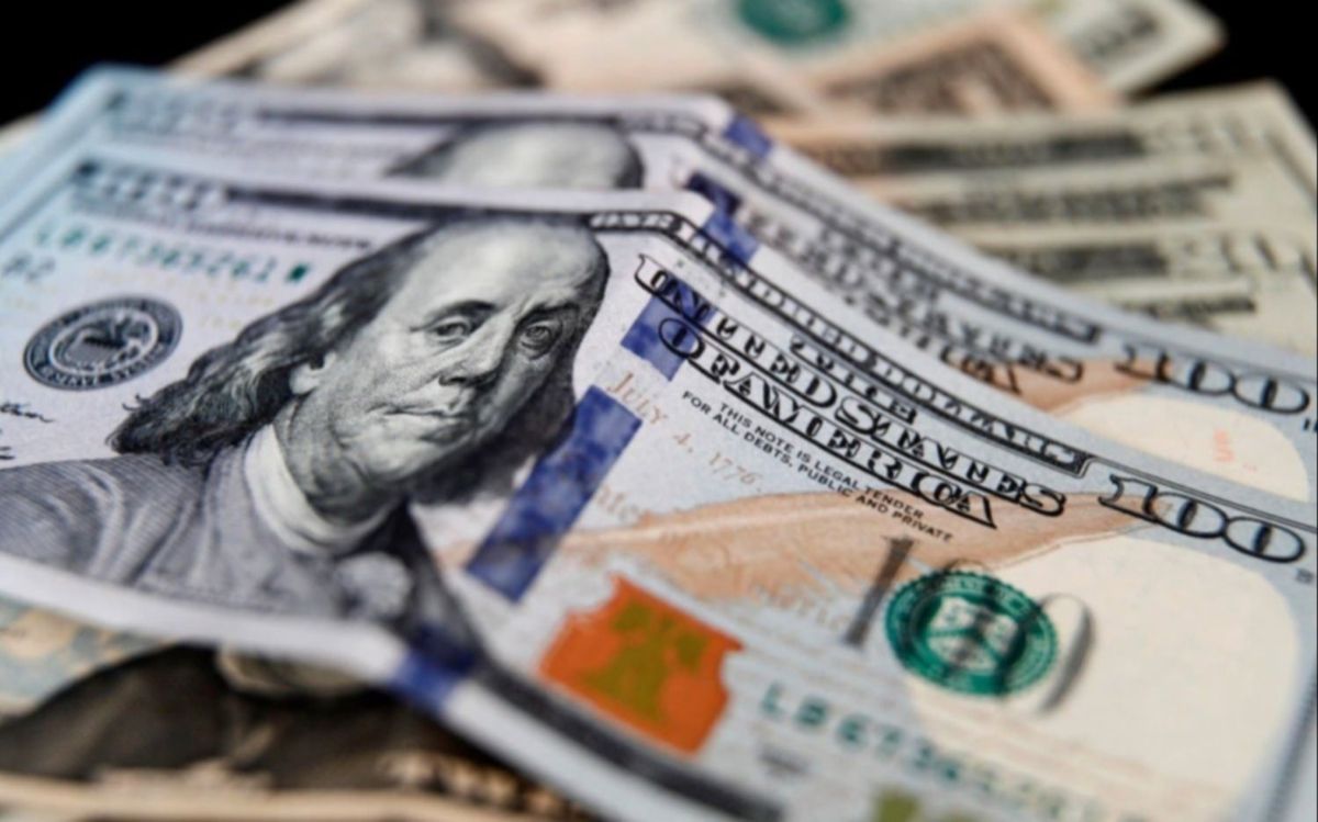 El dólar blue mantiene su descenso y se aleja de los $1000