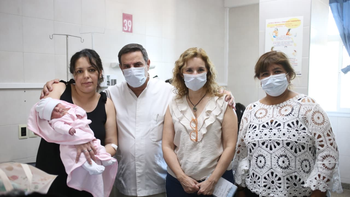 Medina Ruiz visitó a los primeros bebés nacidos en 2026