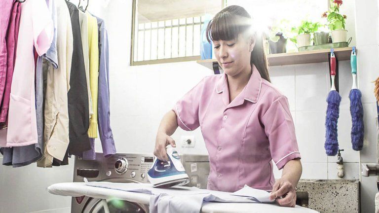 Se analiza un aumento en el salario para las empleadas domésticas.