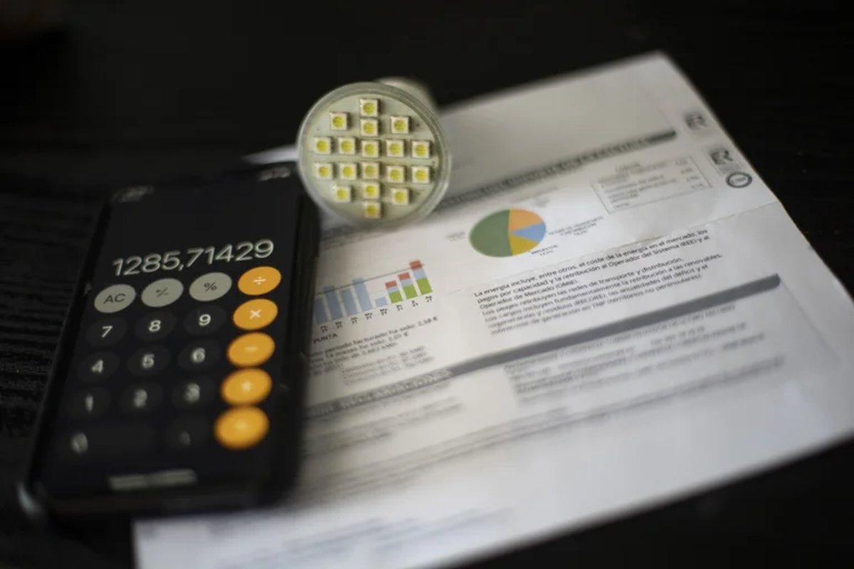 El Gobierno confirmó que en 2022 las subas en las tarifas de electricidad tendrán un impacto de entre 17% y 20% en las facturas que reciben los usuarios.