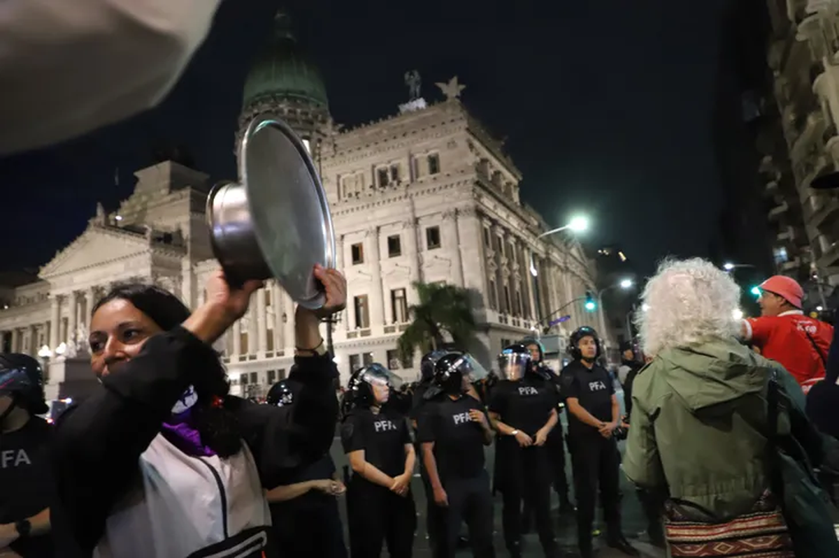 Tras la marcha, los cacerolazos se hicieron sentir en varios puntos de la Ciudad. Foto: ámbito Tras la marcha, los cacerolazos se hicieron sentir en varios puntos de la Ciudad. Foto: ámbito