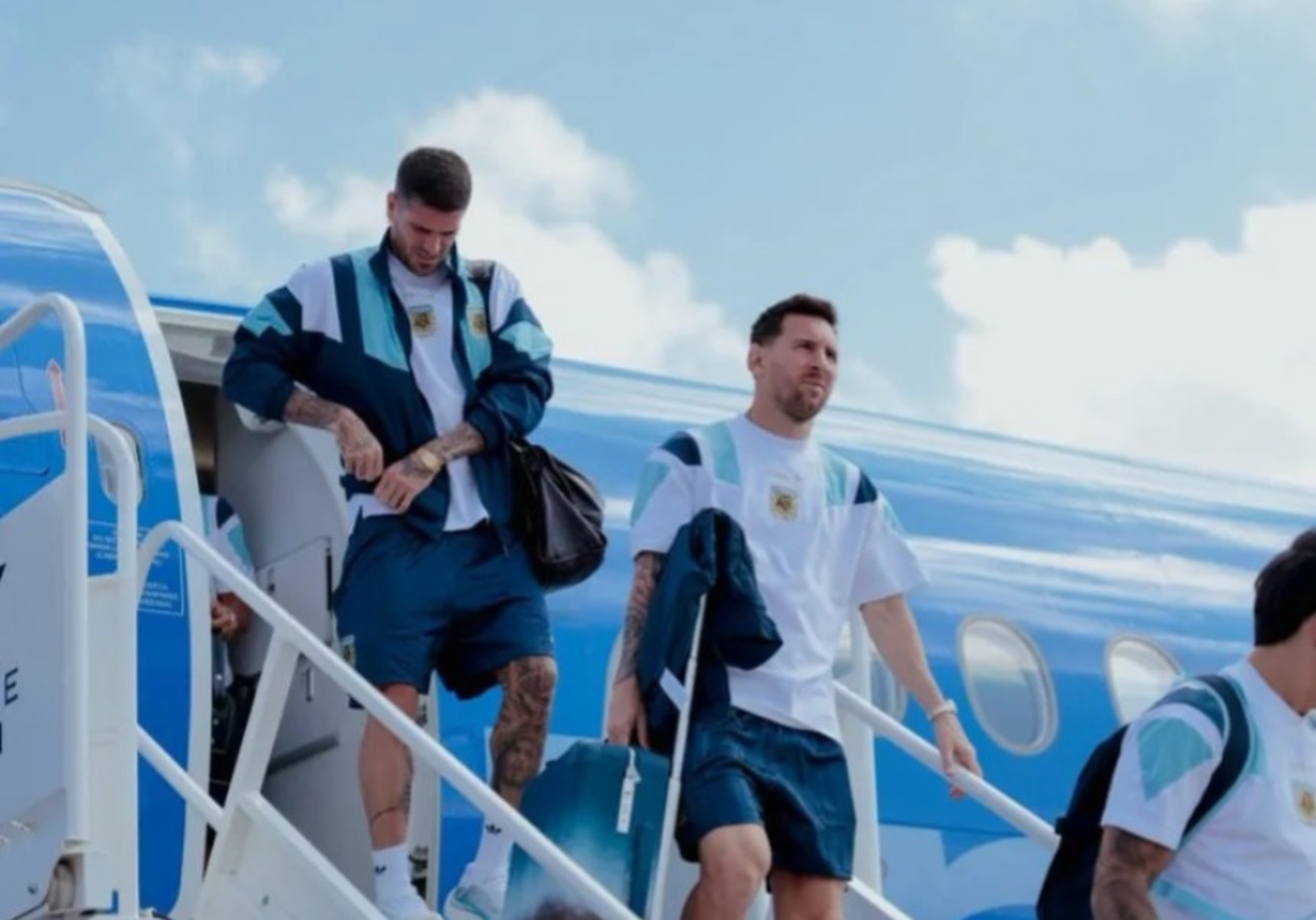 La Selección vuela hacia Argentina: Messi y De Paul no viajan con la delegación