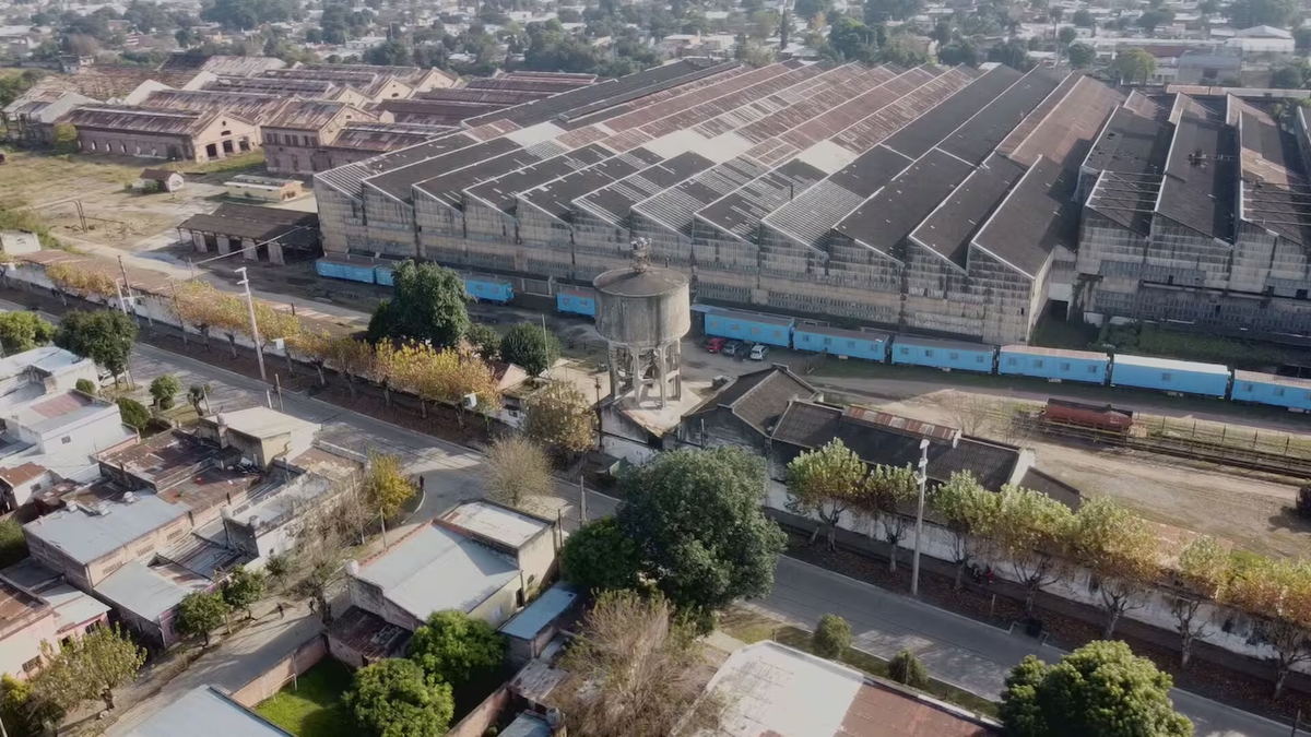 Los galpones de Capital Humano donde almacenaron alimentos en Tucum&aacute;n. (Foto: Drone de TN)