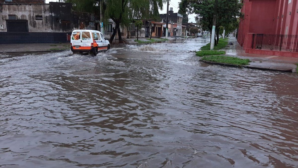 La lluvia cubrió las calles de la ciudad con agua.