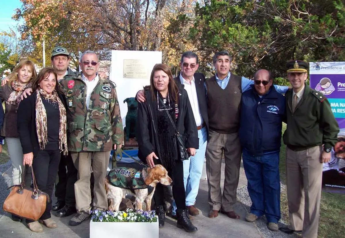 Acto frente a la estatua de Tom. Foto: C5N Acto frente a la estatua de Tom. Foto: C5N