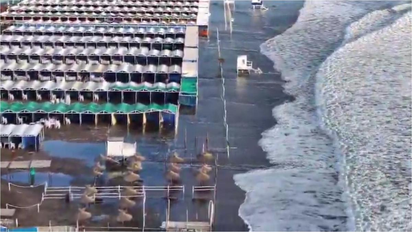 Sin playa en Mar del Plata: la crecida del mar llegó hasta las carpas