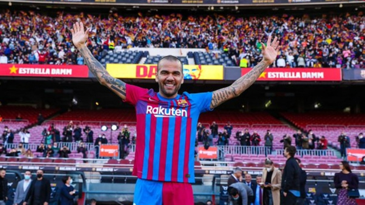 Dani Alves regresó al Barcelona y fue ovacionado