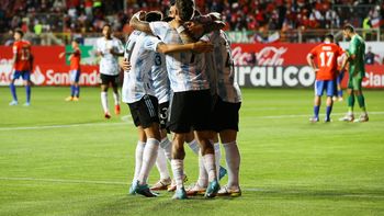 Con goles de Di María y Martínez, Argentina celebró ante Chile