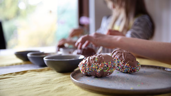 Cae hasta un 15% la producción de huevos de Pascua