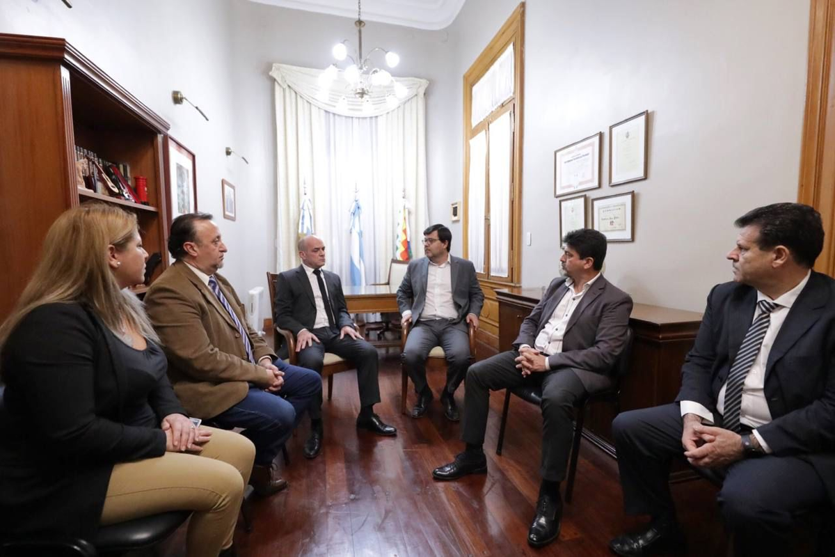 Firmaron un convenio para doblegar la seguridad en escuelas.