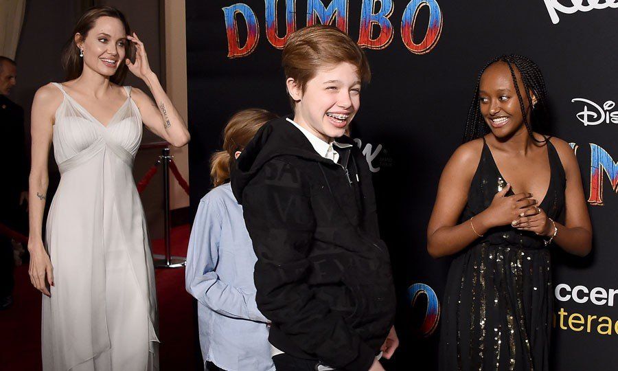 La hija adolescente de A. Jolie y B. Pitt fue fotografiada durante la premier de Dumbo y volvió a desatar la polémica