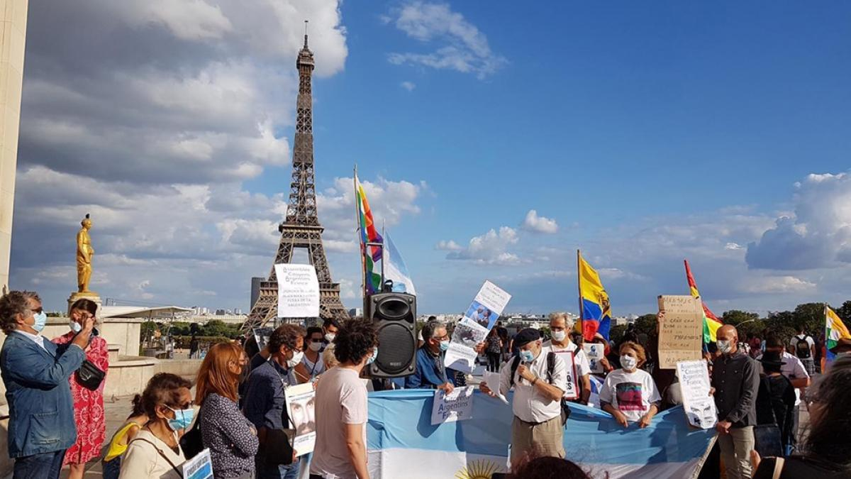 Argentinos rechazaron la visita de Macri en Francia