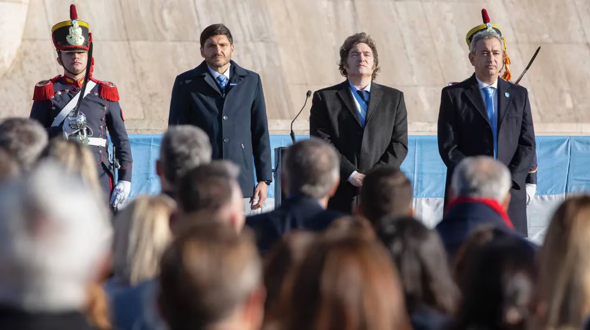 El presidente Javier Milei junto al gobernador de Santa Fe, Maximiliano Pullaro, y al intendente de Rosario, Pablo javkin, en el acto por el Día de la Bandera. (Foto: TN) El presidente Javier Milei junto al gobernador de Santa Fe, Maximiliano Pullaro, y al intendente de Rosario, Pablo javkin, en el acto por el Día de la Bandera. (Foto: TN)
