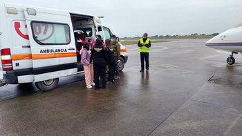 Una adolescente fue trasladada en el avión sanitario al Hospital Garrahan