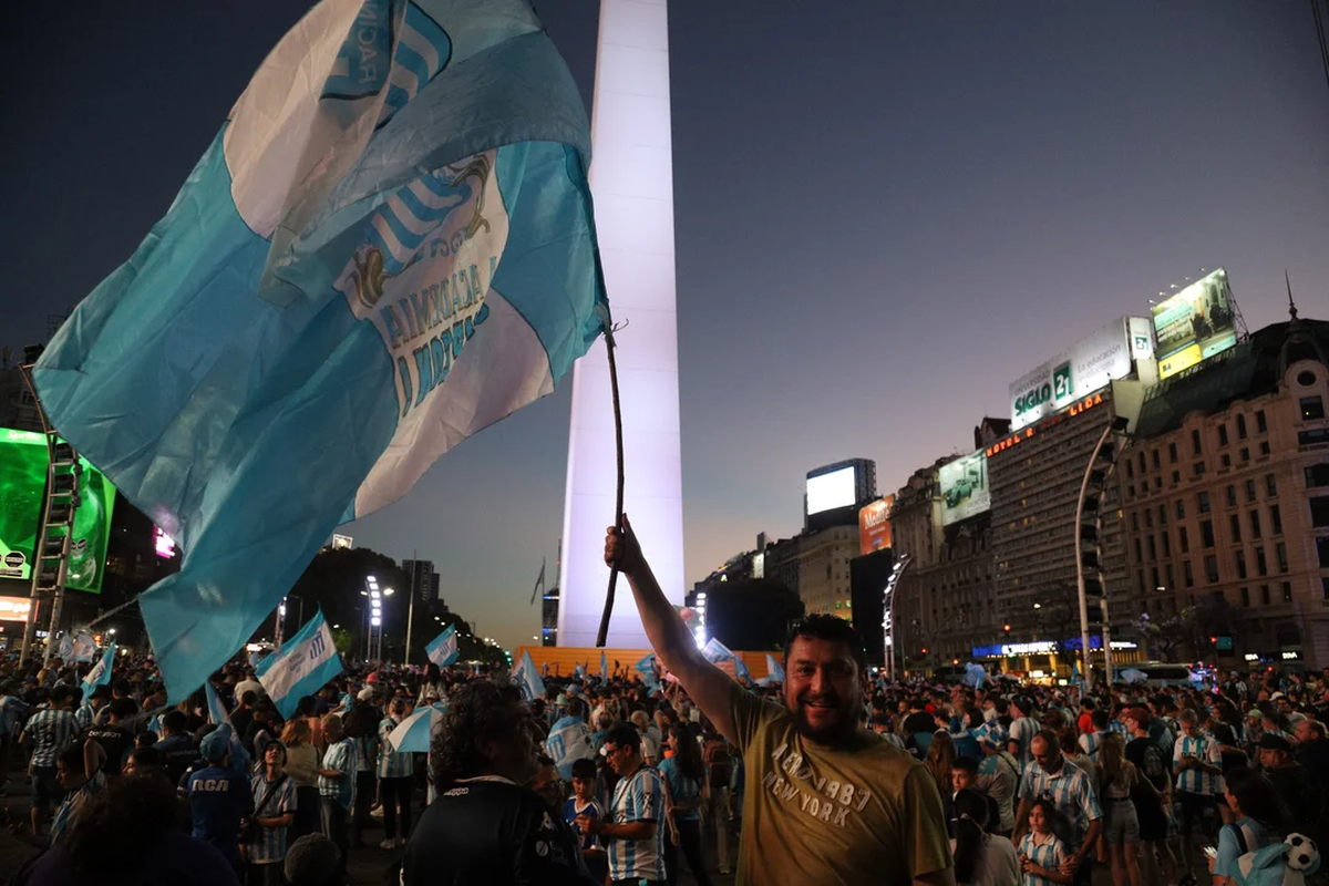Hinchas de Racing festejando el triunfo el sábado por la noche en el Obelisco. (FOTO: NA)