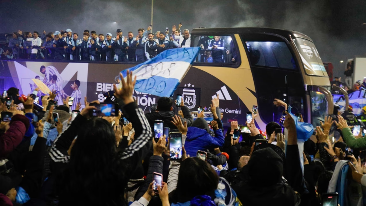 La Selección volvió al país y fue ovacionada por una multitud en Ezeiza