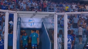 Tras ser reemplazado, Leandro Díaz fue a buscar a un hincha que lo insultaba