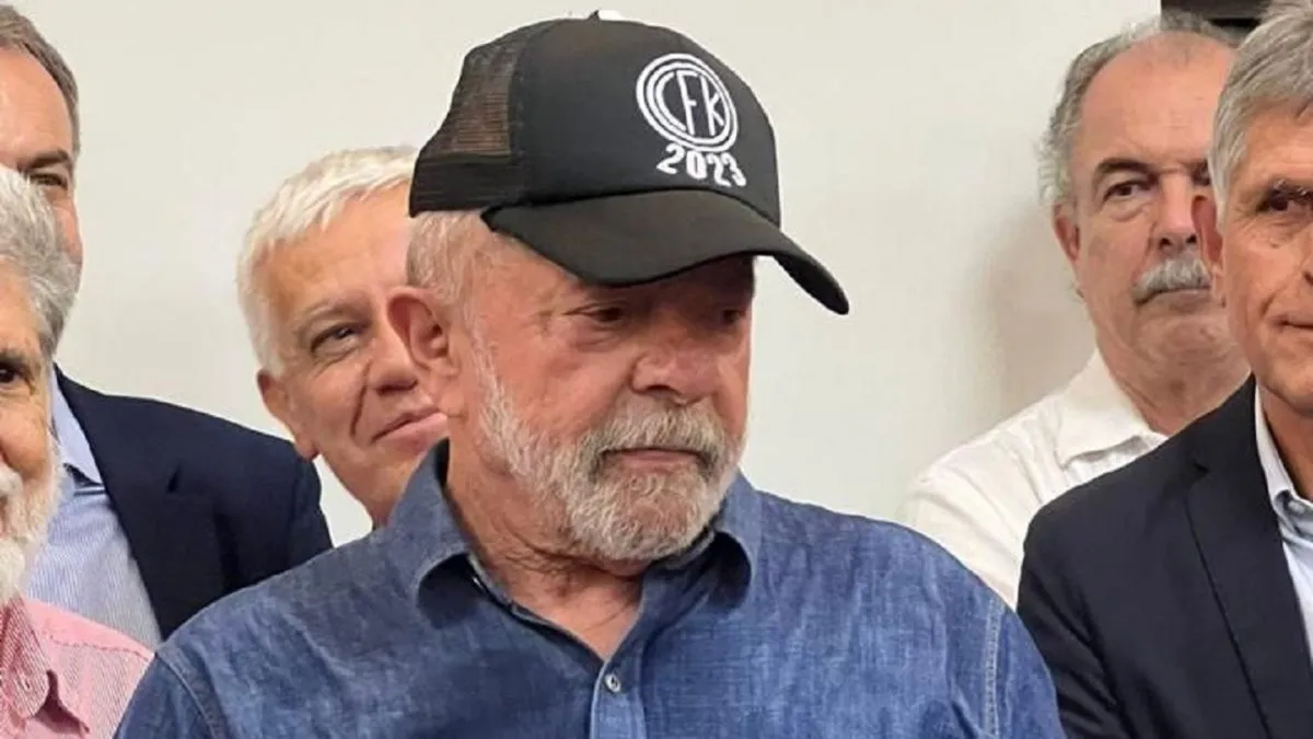 Lula en el búnker se puso una gorra de CFK 2023