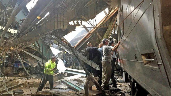 Choque de tren en Nueva Jersey: una formación descarriló y hay cien heridos