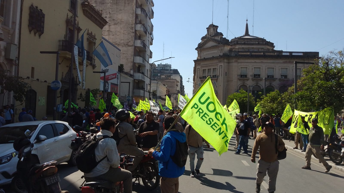 UOCRA paralizó obras y movilizó a Plaza Independencia