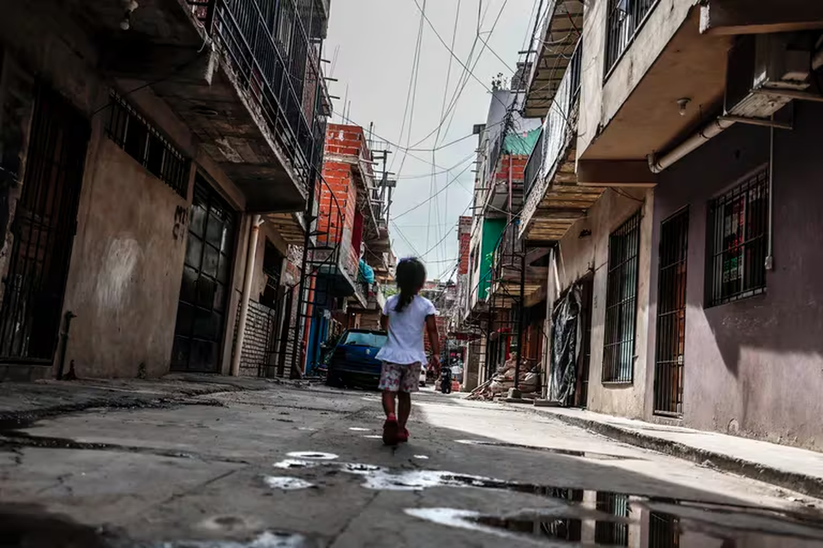 Foto de archivo de una niña caminando por una calle de una zona deprimida en la Ciudad de Buenos Aires (Argentina). EFE/ Juan Ignacio Roncoroni Foto de archivo de una niña caminando por una calle de una zona deprimida en la Ciudad de Buenos Aires (Argentina). EFE/ Juan Ignacio Roncoroni
