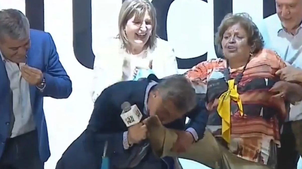 Mauricio Macri cargó a la tucumana a la que le besó el pie