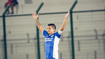 ¡De mitad de cancha!: mirá el golazo del Pulga en Uruguay